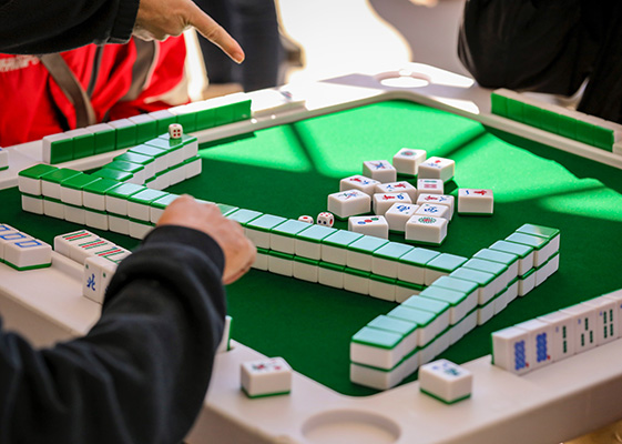 Play cards and mahjong in retirement